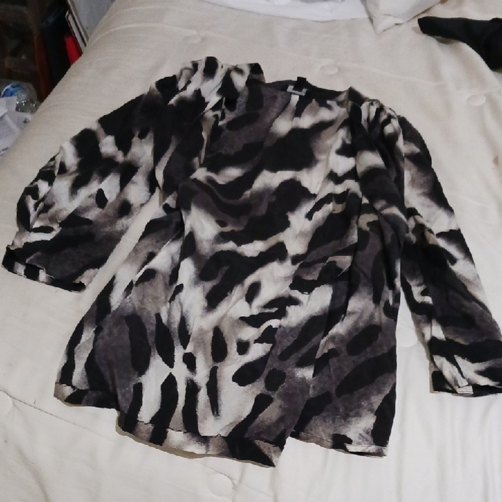 Ann Taylor Black and White Graphic 3/4 Sleeve Blouse